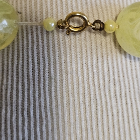 Vintage Chunky yellow beaded necklace. - Picture 6 of 9